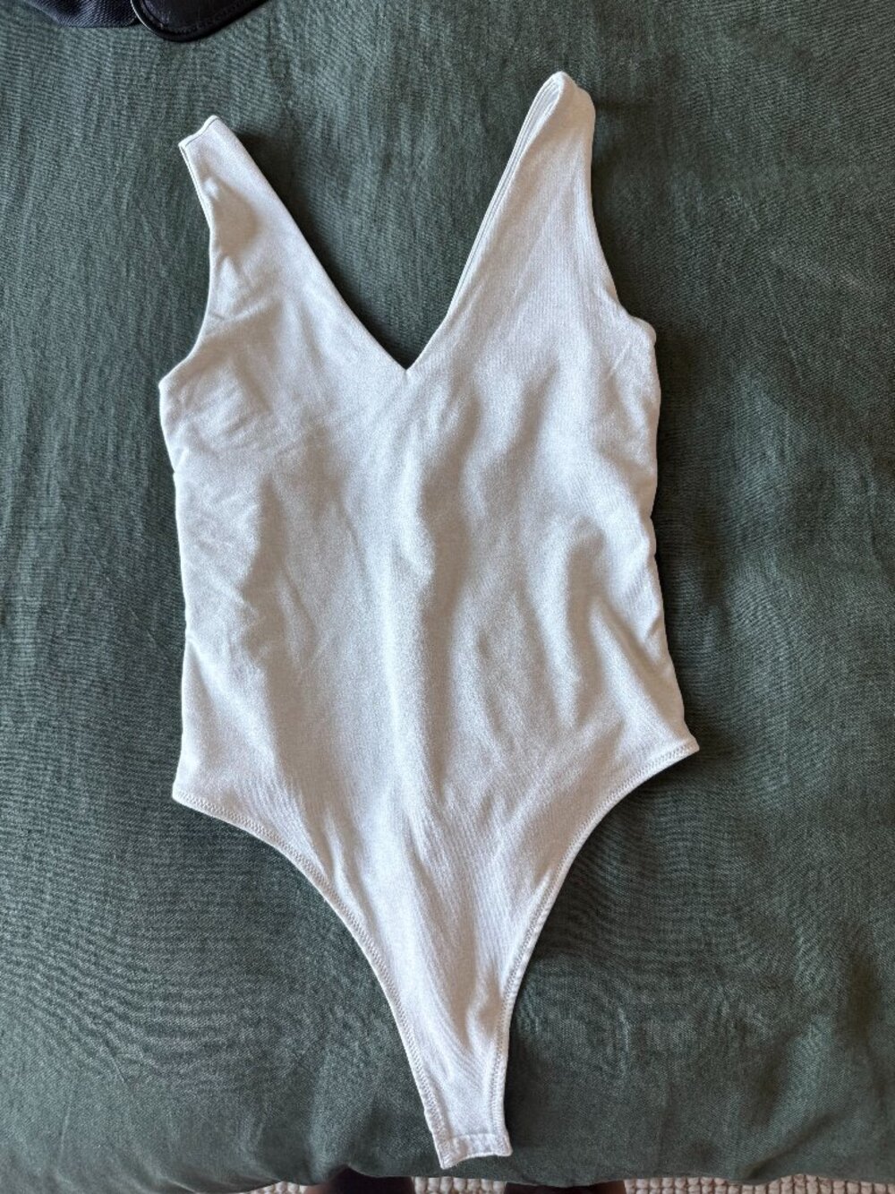 Vuori White V-Neck Bodysuit – Women's Small